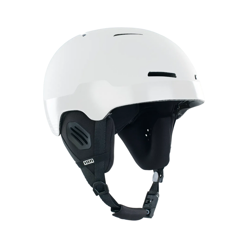 Capacete branco ION para kitesurf, proteção esportiva Orca Sports.