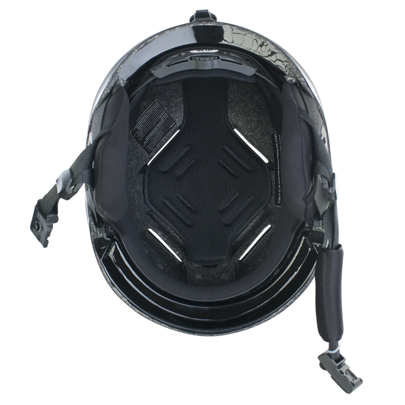 Vista interna de capacete preto esportivo para kitesurf da Orca Sports, com acolchoamento e tiras.