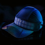 Boné preto esportivo Orca Sports com detalhes refletivos em ambiente escuro