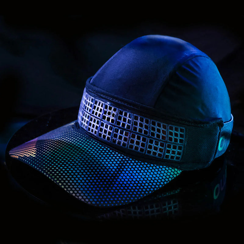 Boné preto esportivo Orca Sports com detalhes refletivos em ambiente escuro