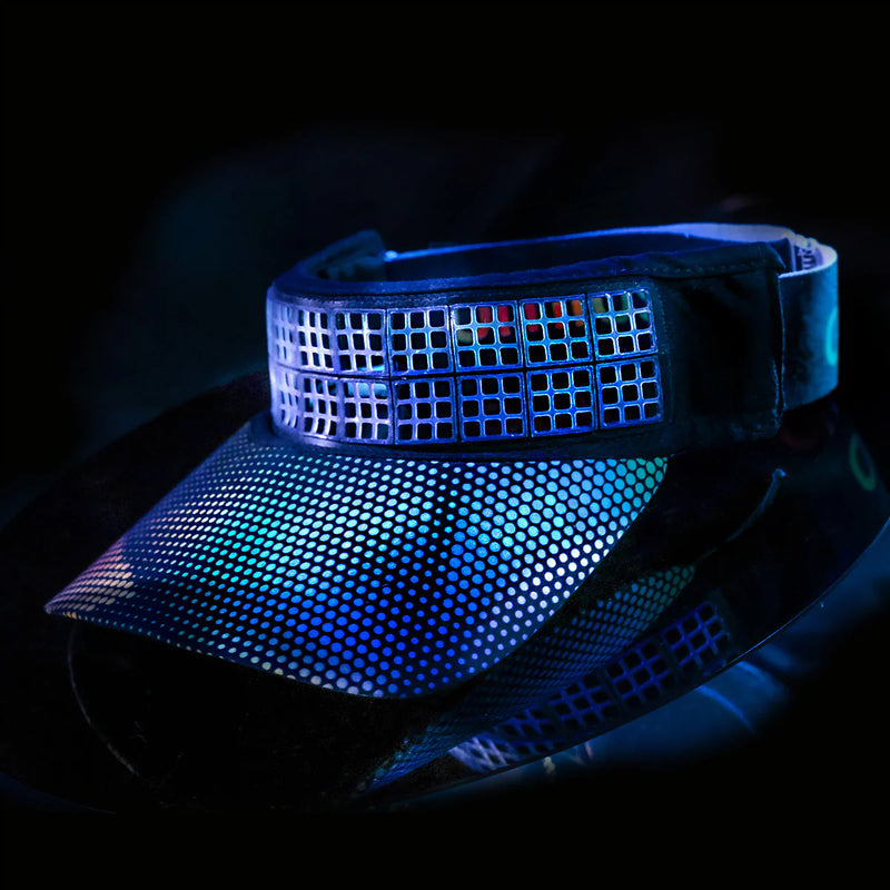 Viseira esportiva preta com detalhes refletivos, iluminação azul, Orca Sports.