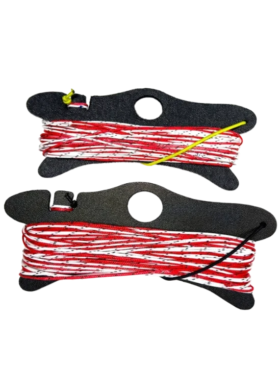 Kit de linhas para kitesurf SK99 vermelho e branco da Orca Sports, enroladas em carretéis.