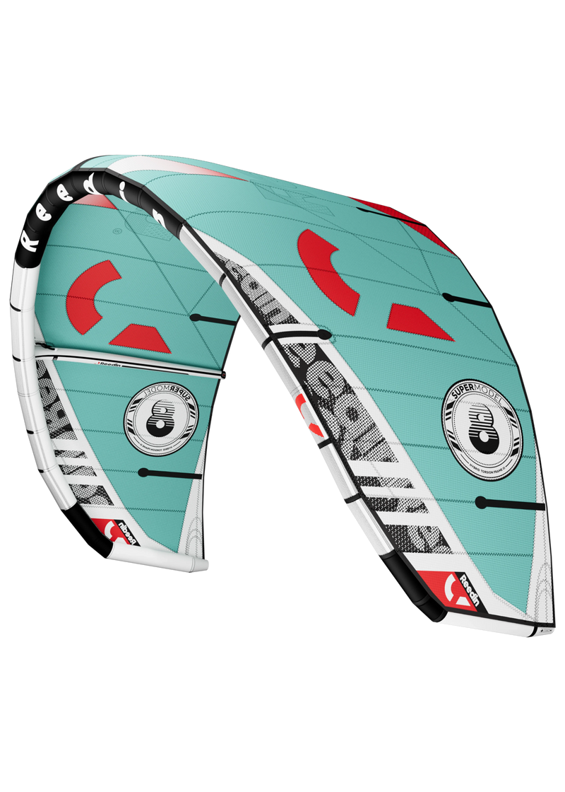 Pipa de kitesurf Reedin SuperModel azul com detalhes vermelhos, à venda na Orca Sports.