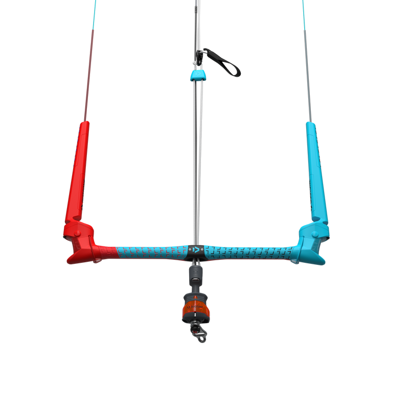 Barra de controle para kitesurf Orca Sports, azul e vermelha, fundo preto.