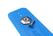Detalhe de parafuso de titânio e arruela sobre superfície azul antiderrapante para kitesurf, Orca Sports