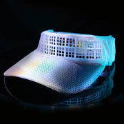 Viseira esportiva branca Orca Sports com aba curva e detalhe vazado, fundo escuro.