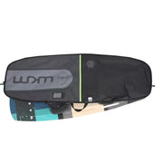 Capa de prancha WKSM preta e cinza com prancha de kitesurf parcialmente visível, Orca Sports.