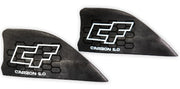 Par de quilhas de carbono CF 5.0 para kitesurf Orca Sports, fundo branco, detalhe em preto.