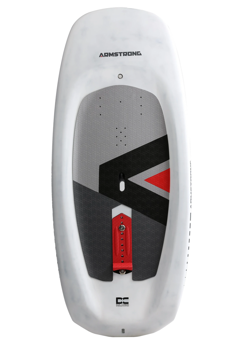 Prancha Armstrong para kitesurf ou wing, com deck antiderrapante cinza, preto e vermelho, distribuída pela Orca Sports.