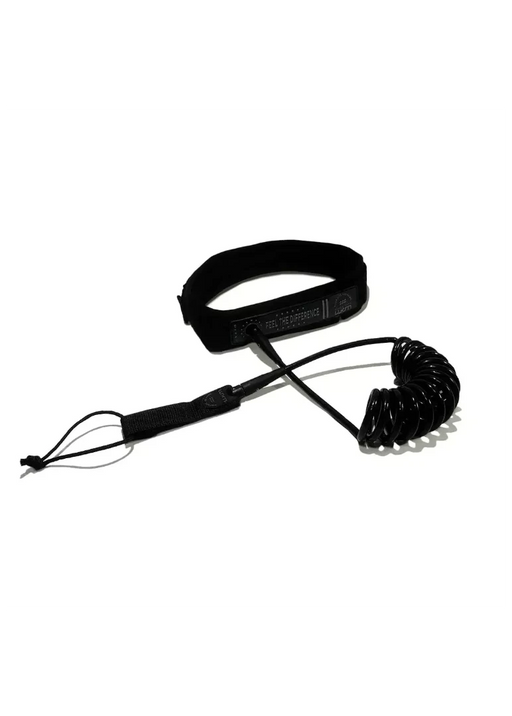 Leash coiled preto para kitesurf, acessório esportivo Orca Sports, fundo branco.