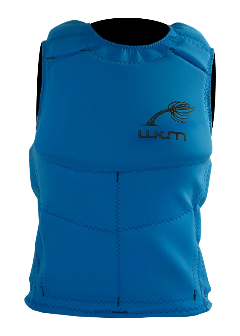 Colete salva-vidas azul WKM para kitesurf, wing e triathlon na Orca Sports.