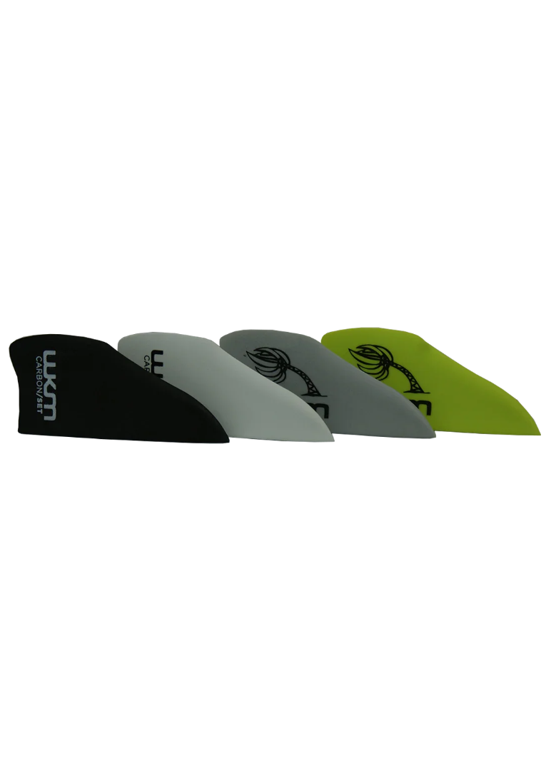 Conjunto de quatro quilhas para kitesurf Orca Sports, coloridas, alinhadas em fileira